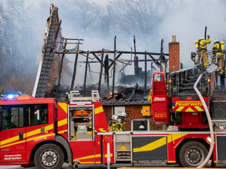 Gebäudebrand – Dachstuhl brennt in voller Ausdehnung