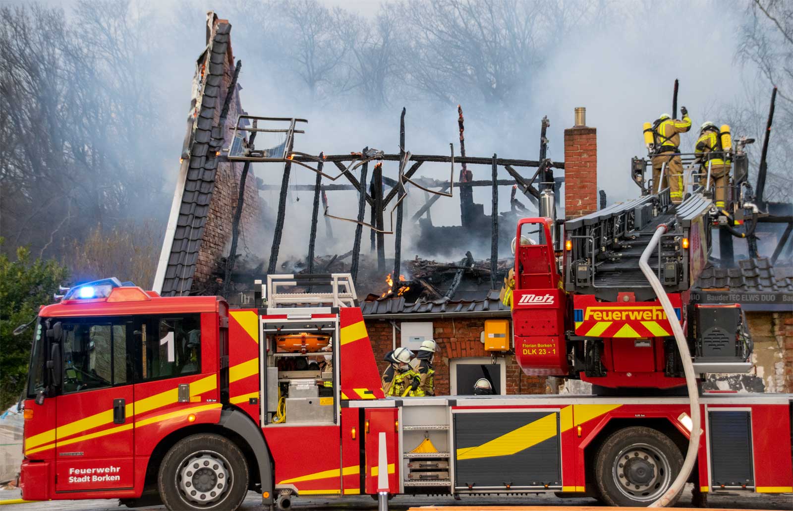 Gebäudebrand – Dachstuhl brennt in voller Ausdehnung