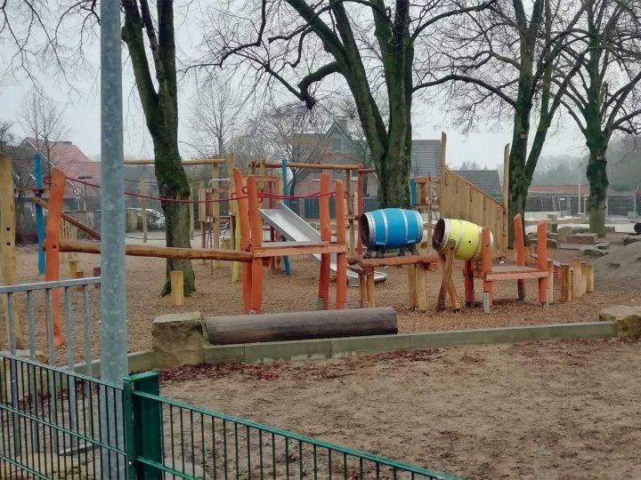 Astrid-Lindgren-Grundschule – Neues Spielgerät kündigt Ende der Baumaßnahmen an