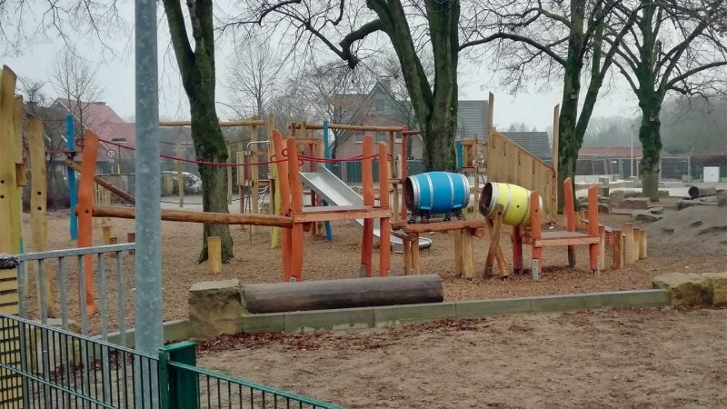 Astrid-Lindgren-Grundschule – Neues Spielgerät kündigt Ende der Baumaßnahmen an