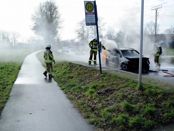 PKW brennt vollständig aus – Personen kamen nicht zu Schaden