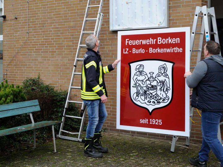 Neues Leuchttransparent am Gerätehaus der Burloer Wehrleute