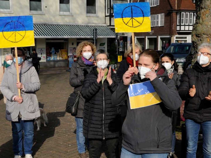 Ukraine-Krieg: Borkener Bürgerinnen und Bürger versammeln sich zur Mahnwache