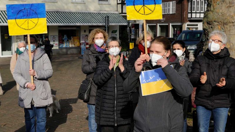 Ukraine-Krieg: Borkener Bürgerinnen und Bürger versammeln sich zur Mahnwache