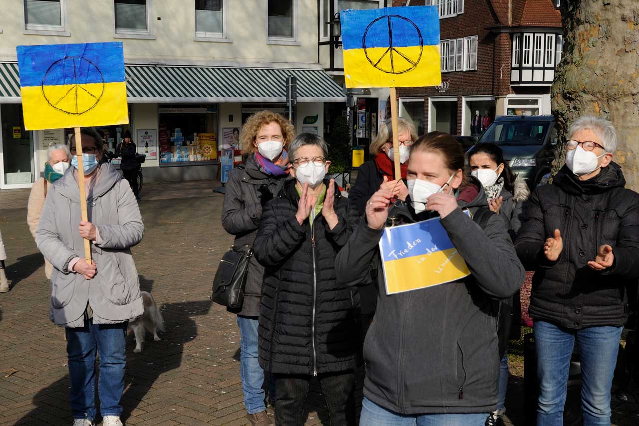 Ukraine-Krieg: Borkener Bürgerinnen und Bürger versammeln sich zur Mahnwache