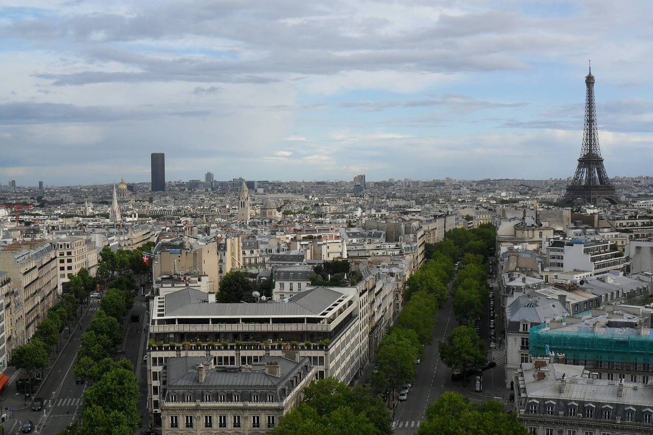 Mit einem Taxi nach Paris – Für ein Croissant von Borken zur Av. des Champs-Élysées