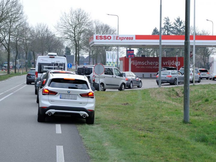 Wer hat an der Uhr gedreht? – Dieselpreis in Holland verursacht Stau an den Zapfsäulen