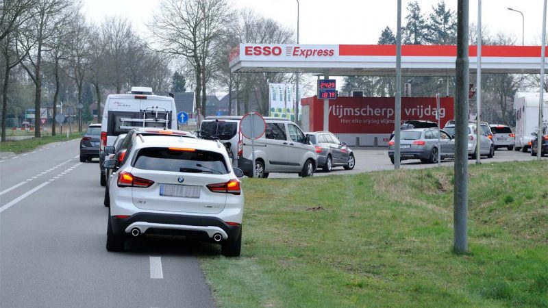 Wer hat an der Uhr gedreht? – Dieselpreis in Holland verursacht Stau an den Zapfsäulen