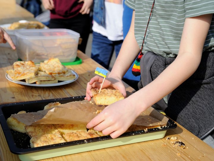 Backen und basteln für die Ukraine – Fünftklässler des Burloer Gymnasiums legten sich mächtig ins Zeug