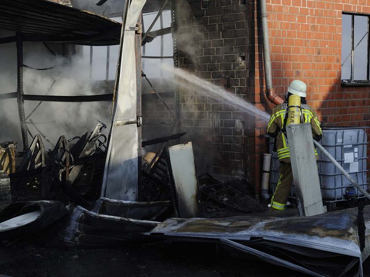 Lagergebäude auf Gehöft in Burlo vollständig ausgebrannt – Übergreifen der Flammen auf das Wohngebäude wurde verhindert