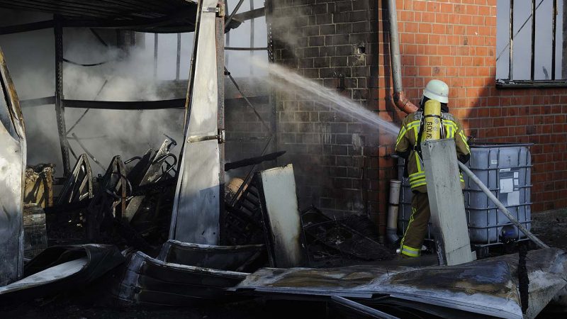 Lagergebäude auf Gehöft in Burlo vollständig ausgebrannt – Übergreifen der Flammen auf das Wohngebäude wurde verhindert