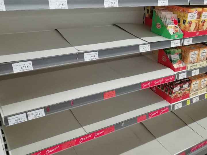 Menschen vor leeren Regalen – Run auf die Sonderangebote