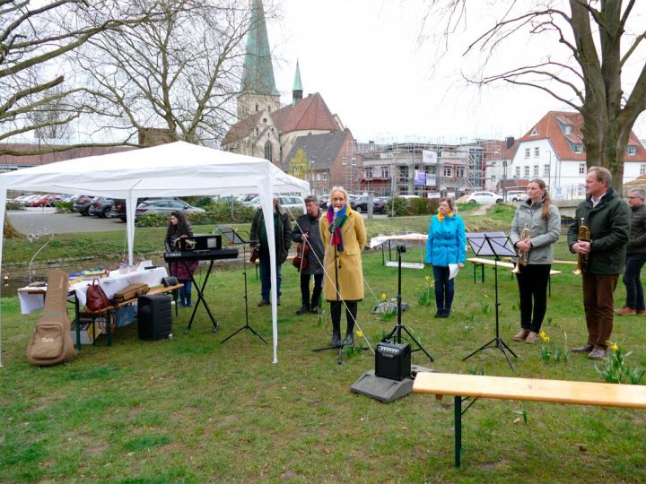 Friedenskundgebung im Borkener Stadtpark am Friedenspfahl „Möge Frieden auf Erde sein“