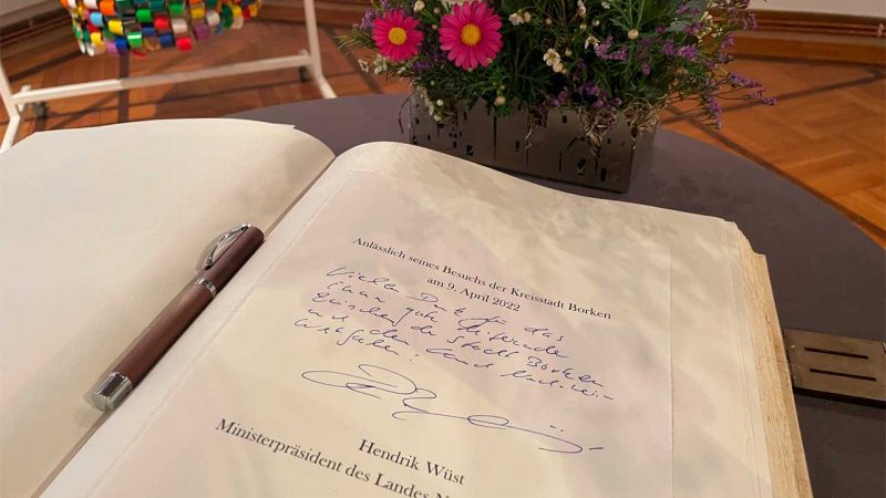 Eintrag ins Goldene Buch – Ministerpräsident Hendrik Wüst besuchte die Kreisstadt