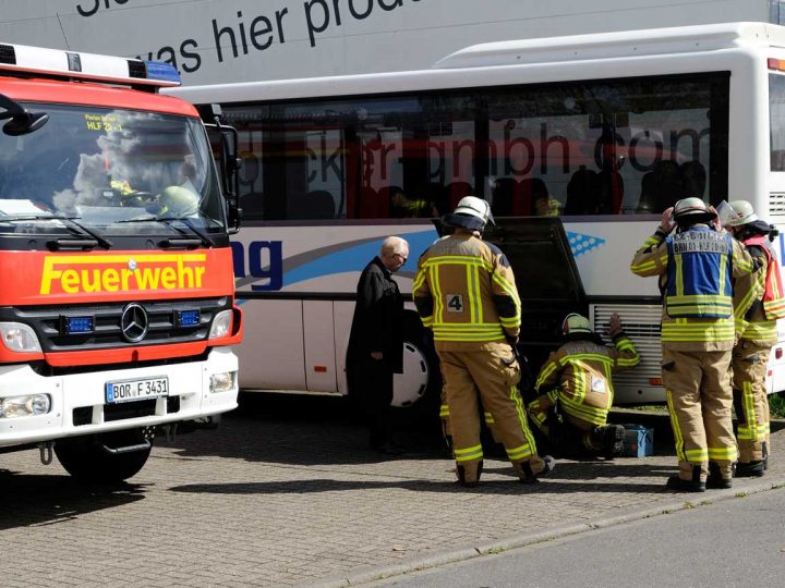 Stichflamme aus Standheizung eines Reisebusses ruft Feuerwehr auf den Plan