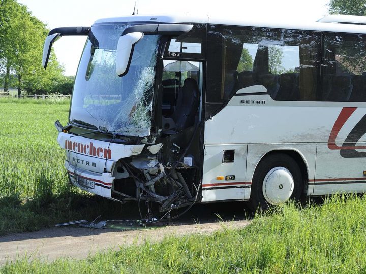 Verkehrsunfall zwischen Kleintransporter und Schulbus – mehrere Verletzte