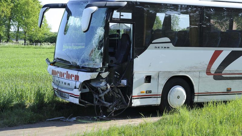 Verkehrsunfall zwischen Kleintransporter und Schulbus – mehrere Verletzte