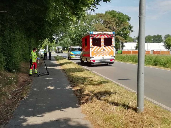 Schadhafter Radweg | E-Scooter Fahrer stürzt und zieht sich Verletzungen zu