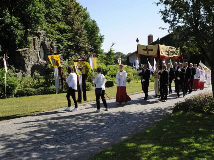 St. Ludgerus Pfarrgemeinde lädt zur Fronleichnams-Prozession ein