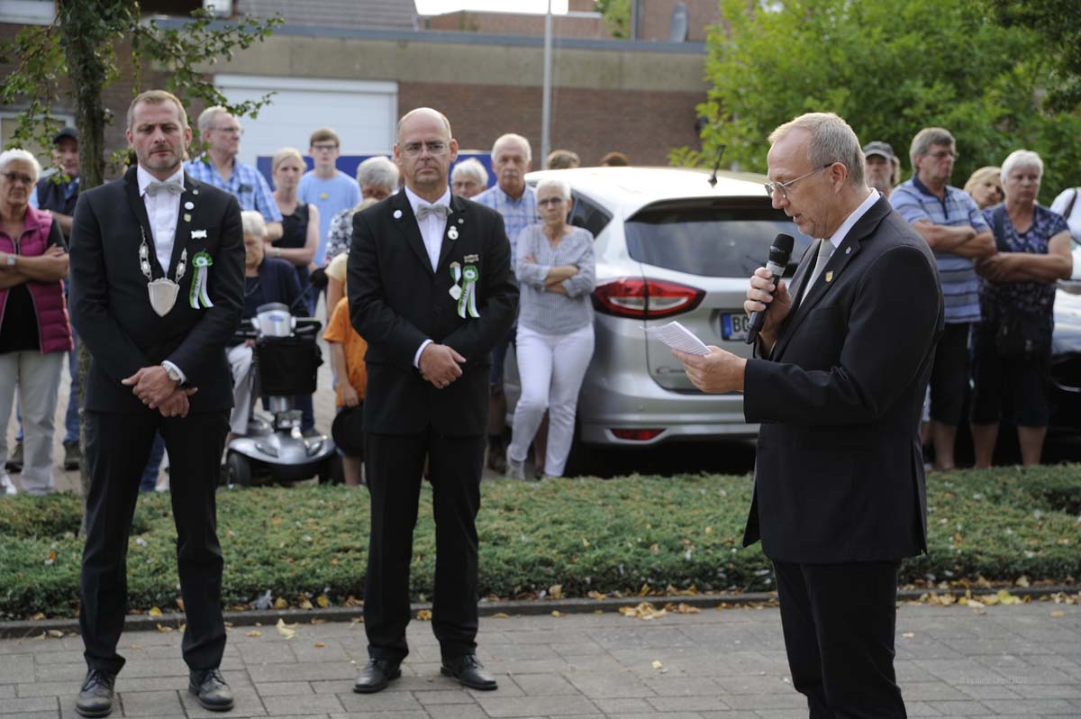 Pater Andreas Hohn (re.) bei seiner Rede anlässlich der Kranzniederlegung in Weseke