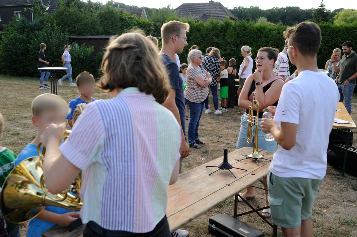 Beim "Schnuppertag" 2022 wurden erste Kontakte zur Musikkapelle geknüpft und viele Instrumente gestestet - Foto: BD-Archiv
