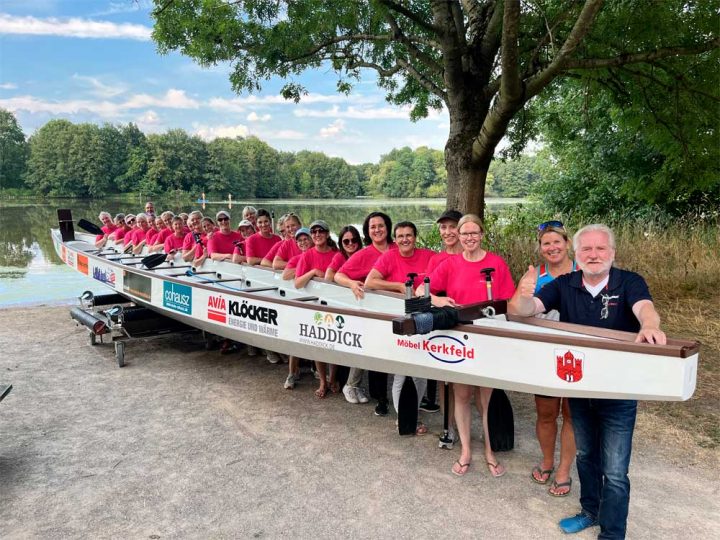 „Pink-Ladies“ mit Drachenboot auf Pröbstingsee unterwegs