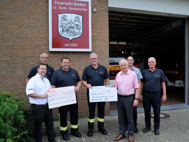 Spendenübergabe am Feuerwehrgerätehaus Burlo