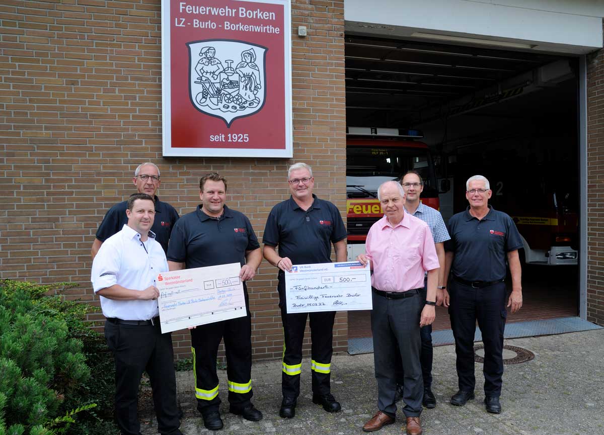Spendenübergabe am Feuerwehrgerätehaus Burlo