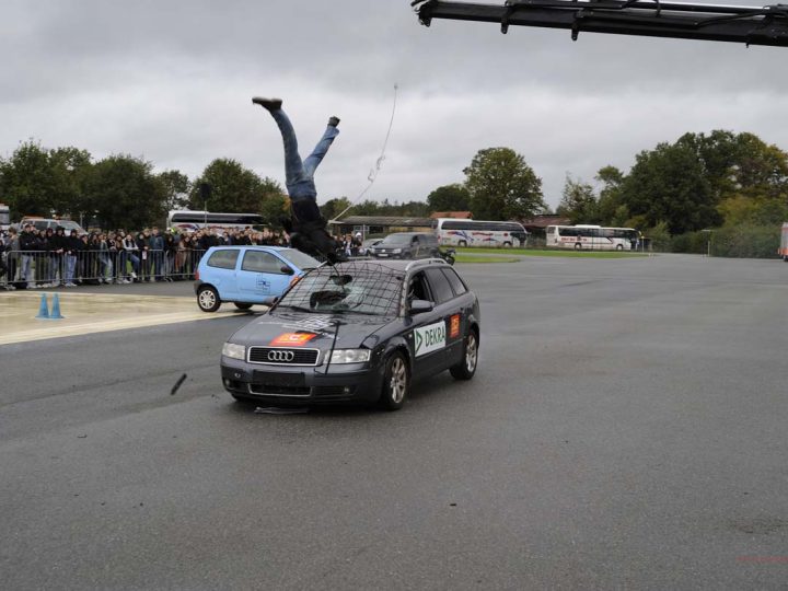 Dummys kamen bei Unfalldemonstration für Schüler und Schülerinnen zum Einsatz