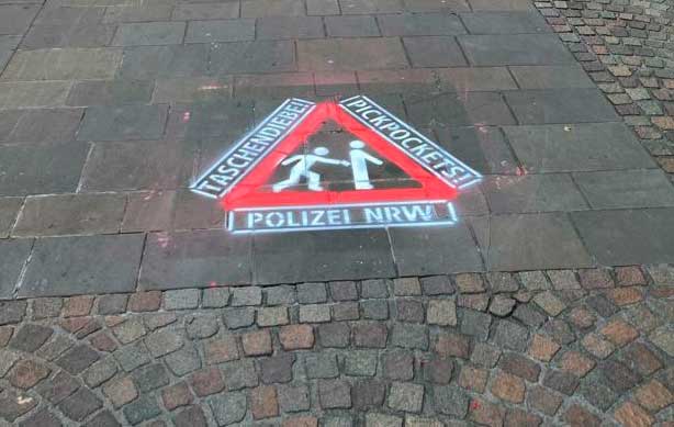 Warndreiecke wie dieses in Bocholt auf der Osterstraße warnen vor Trickdieben- Quelle: KPB Borken