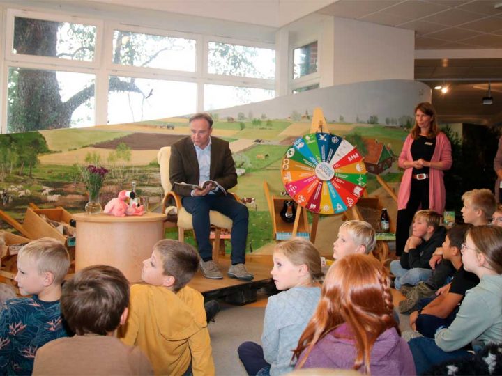 Landrat liest zum Weltkindertag Geschichten vor | Das Geheimnis der alten Mühle