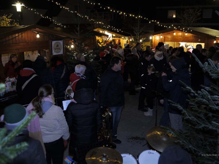 Weihnachtsmarkt Weseke – Dichtes Gedränge vor den Ständen bei winterlichen Temperaturen