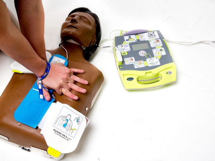 Erste-Hilfe bei Herz-Kreislauf-Stillständen – Defibrillatoren-Standorte in Burlo