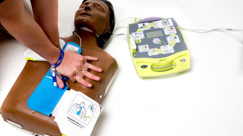 Öffentlich zugängliche Defibrillatoren können Menschenleben retten - Symbolbild pixabay