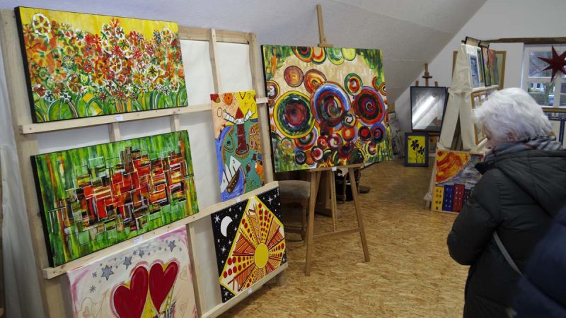 Malerei, Handwerkskunst und Bastelarbeiten hatten Künstler und Künstlerinnen aus der Umgebung im Heimathaus Burlo ausgestellt - Foto: mhs