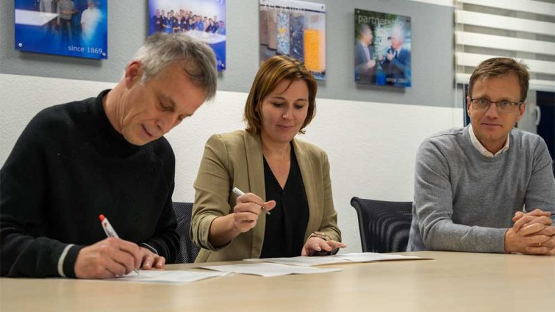 Martin Frenk (NABU Kreisverband Borken e.V.), Karin Spaleck und Carsten Sühling (Firma Spaleck) unterzeichnen den Vertrag zur Kooperation - Foto: pd