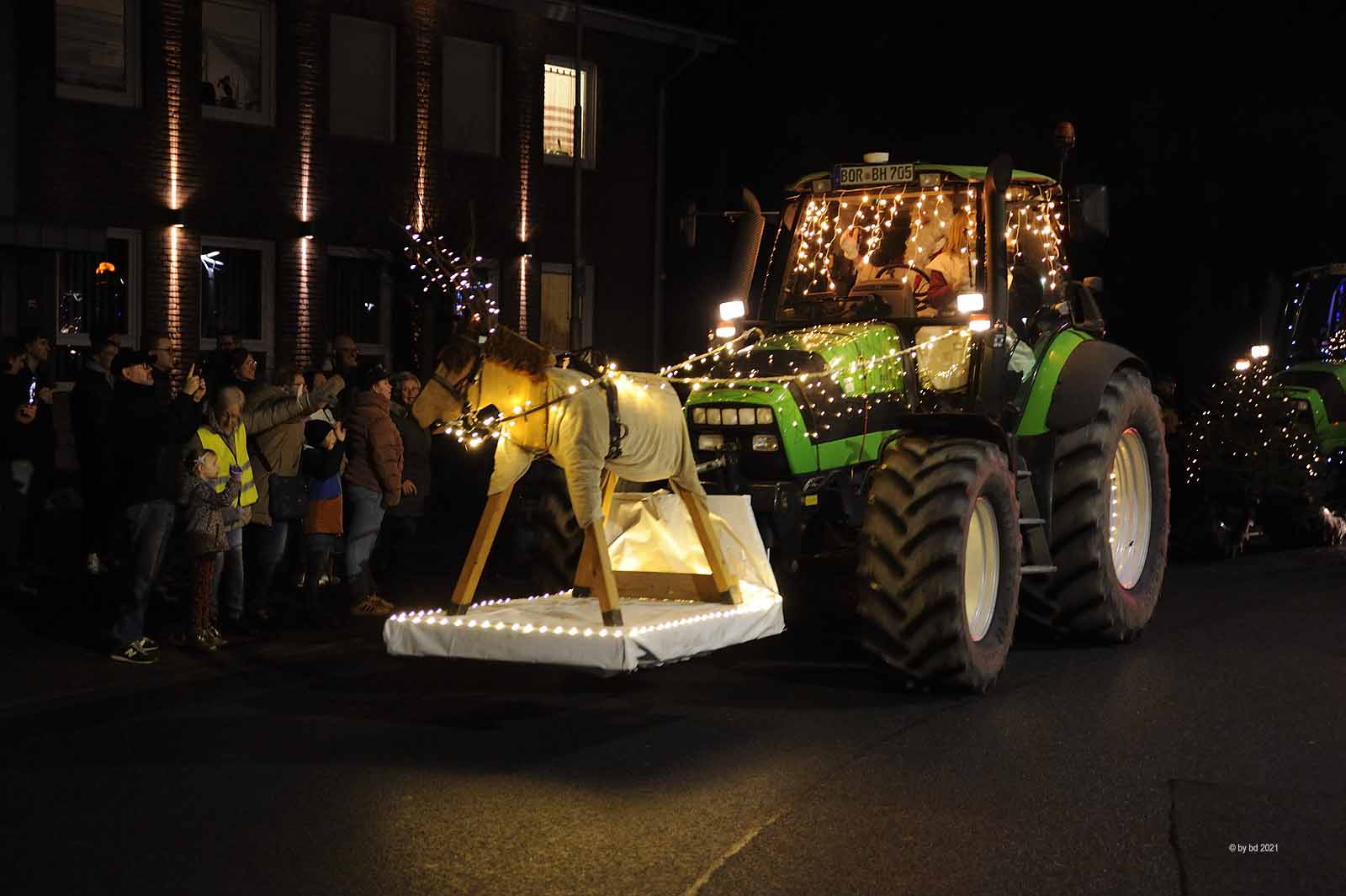 Lichterfahrt – Heute Abend rollen geschmückte und beleuchtete Traktoren duch Borken
