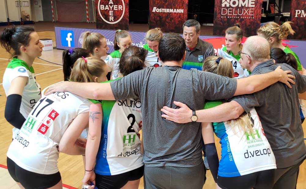 Nachbesprechung für das Team der Skurios Volleys nach der Niederlage in Leverkusen (Foto: Thomas Hacker)