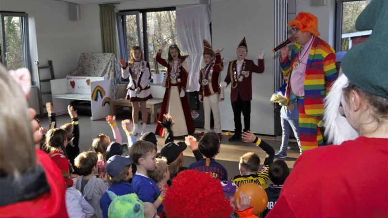 Eine Abordnung der Raesfelder Narren war zu Gast beim Weseker Kinderkarneval - ©mhs