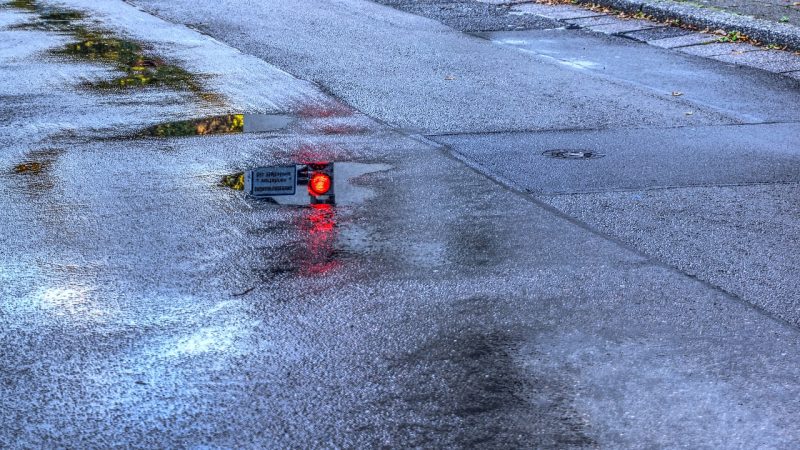Überfrierender Niederschlag macht die Straßen im Kreis Borken gefährlich glatt - Symbolbild