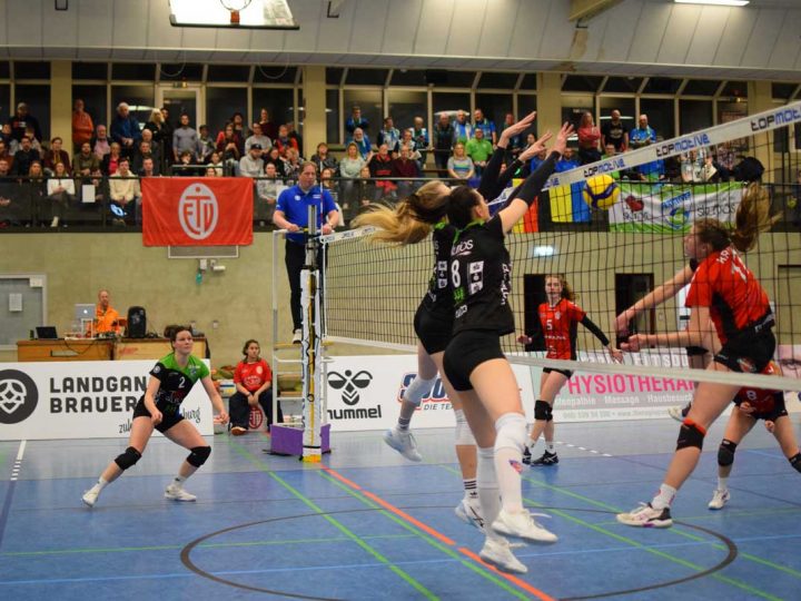 Skurios-Volleys – Auswärtssieg nach Nerven-Krimi in der Hansestadt