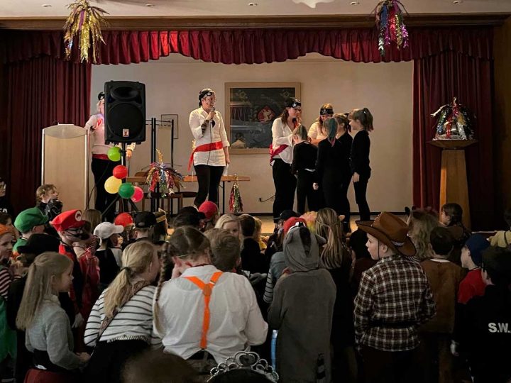 Astrid-Lindgren-Grundschulkinder feiern Karnevalsparty