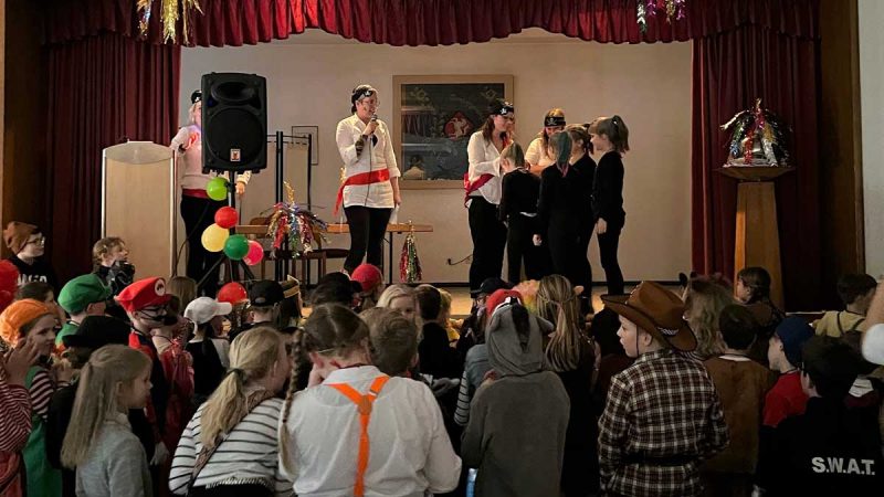 Astrid-Lindgren-Grundschulkinder feiern Karnevalsparty