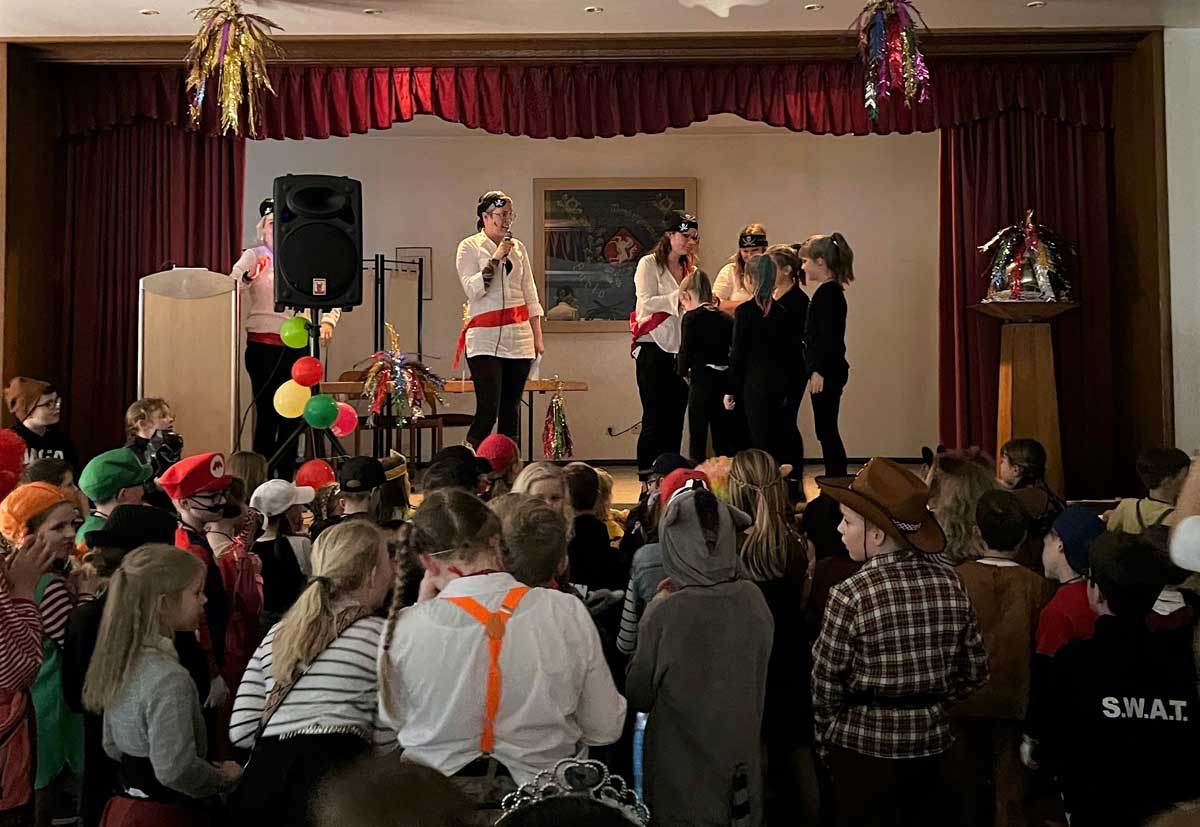 Astrid-Lindgren-Grundschulkinder feiern Karnevalsparty