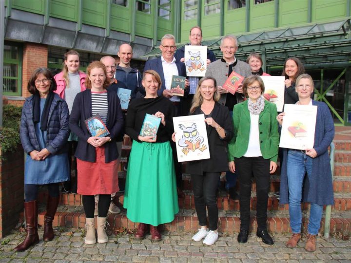 Schülerinnen und Schüler lesen in der Schönstatt Au in Borken um die Wette