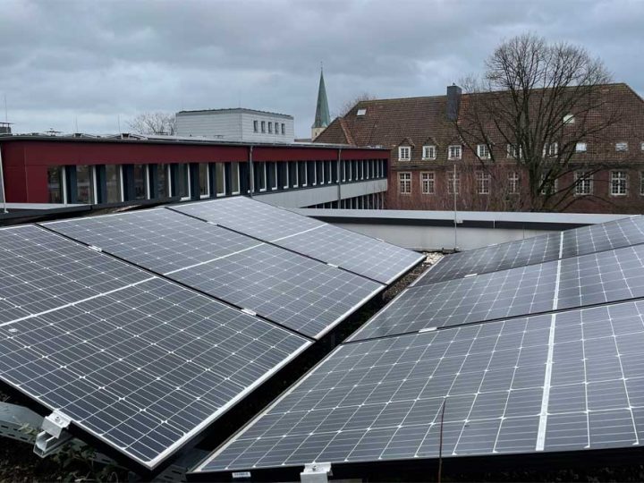 Insgesamt 27 Photovoltaik-Anlagen werden im Jahr 2023 auf städtischen Gebäuden installiert. 25 dieser Anlagen sind zu 90 Prozent vom Land Nordrhein-Westfalen gefördert. (Copyright: Stadt Borken)