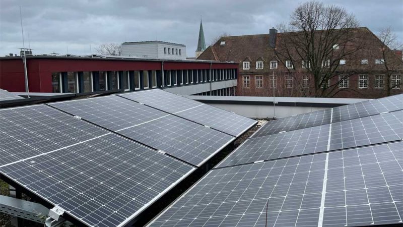 Insgesamt 27 Photovoltaik-Anlagen werden im Jahr 2023 auf städtischen Gebäuden installiert. 25 dieser Anlagen sind zu 90 Prozent vom Land Nordrhein-Westfalen gefördert. (Copyright: Stadt Borken)