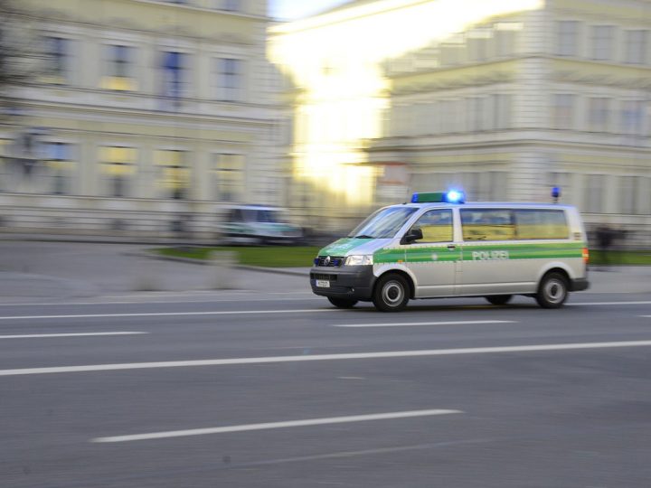 83-jährige Autofahrerin telefoniert während der Fahrt mit Betrügern – Vor den Augen der Polizei