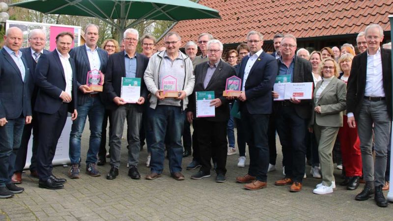 Gruppenbild mit allen Beteiligten der Verleihung des "Heimat-Preises 2022" vor dem Heimathaus in Borken-Marbeck. - ©