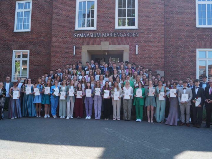 Feierliche Abiturentlassung auf dem Klostergelände in Mariengarden